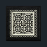 Schwarz-Weiß-Mandala-Motif von Vision Studio Schmuckschachtel<br><div class="desc">Ein Schwarz-Weiß-Mandala-Motiv von Vision Studio. Mandala ist ein Sanskritwort für den Kreis und repräsentiert das Universum im Hinduismus und Buddhismus. Mandalase sollen beruhigende Wirkung auf Menschen haben. Wenn Sie also ein wenig Ruhe in Ihrem Leben gewollt haben,  kaufen Sie diesen Ausdruck heute!</div>