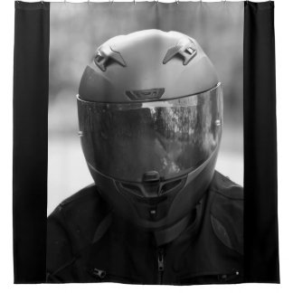 Schwarz-Weiß-Mann in einem Motorradhelm Duschvorhang
