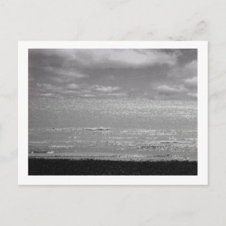 Schwarz-Weiß Meer und Himmel Postkarte. Postkarte