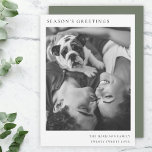 Schwarz-Weiß-Minimal Einfaches Weihnachtsfest Foto Feiertagskarte<br><div class="desc">Eine stilvolle minimale Foto-Urlaubskarte mit der klassischen Typografie "Saisongrüße" in Schwarz auf einem schlichten, minimalistisch-weißen Hintergrund und Graugrün im Wald auf der Rückseite. Das Foto, der Gruß und der Name können leicht für eine persönliche Touch angepasst werden. Ein einfaches, minimalistisches und zeitgenössisches Weihnachtsdesign, das sich in dieser Urlaubssaison auszeichnet! Das...</div>