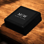 Schwarz-Weiß-Minimalistisch-Modern-Monogramm Erinnerungskiste<br><div class="desc">Die Minimalistische Monogram Kollektion Schwarz/Weiß: Einfache Einfachheit und Eleganz in unseren minimalistischen Designs, die so gestaltet sind, dass sie Ihren Stil mühelos erweitern. Diese Kollektion wurde mit einem scharfen Blick für moderne Ästhetik gestaltet und weist elegante Schwarz-Weiß-Designs auf, die durch personalisierte Monogramme noch verstärkt werden. Von der schicken Schreibwaren bis...</div>