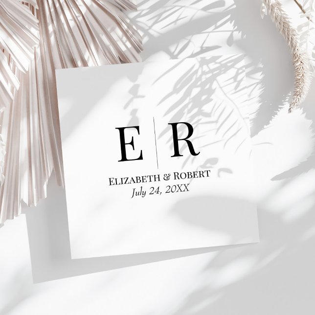 Schwarz-Weiß-Minimalistisch-Monogramm-Hochzeit Serviette (Black and White Minimalist Monogram Wedding Napkins on a sunny white table.)