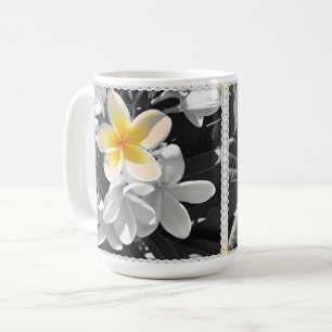 Schwarz-weiß mit einem gelben Frangipani, Kaffee-T Kaffeetasse