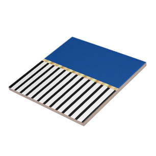 Schwarz-Weiß mit einem Pop aus blauem Keramik Fliese