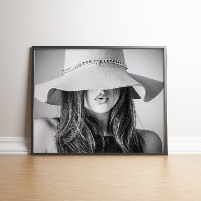 Schwarz-Weiß-Modeposter mit Hut Poster (Black and White Fashion Model with Hat Poster in black frame.)