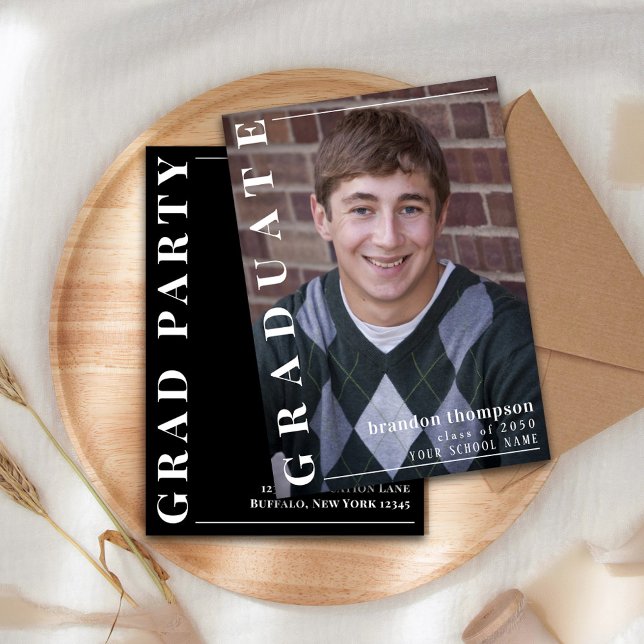 Schwarz-Weiß-Modern-Abschluss-Fotovorlage Ankündigung (Simple black and white graduation photo announcement.)