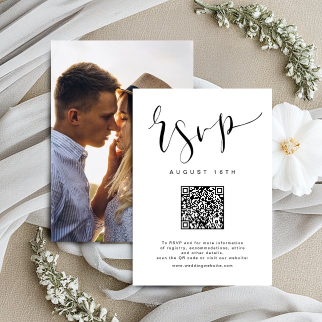 Schwarz-weiß Modern Simple Script Hochzeit QR-Code RSVP Karte (Black White Modern Simple Script wedding QR code RSVP Card)