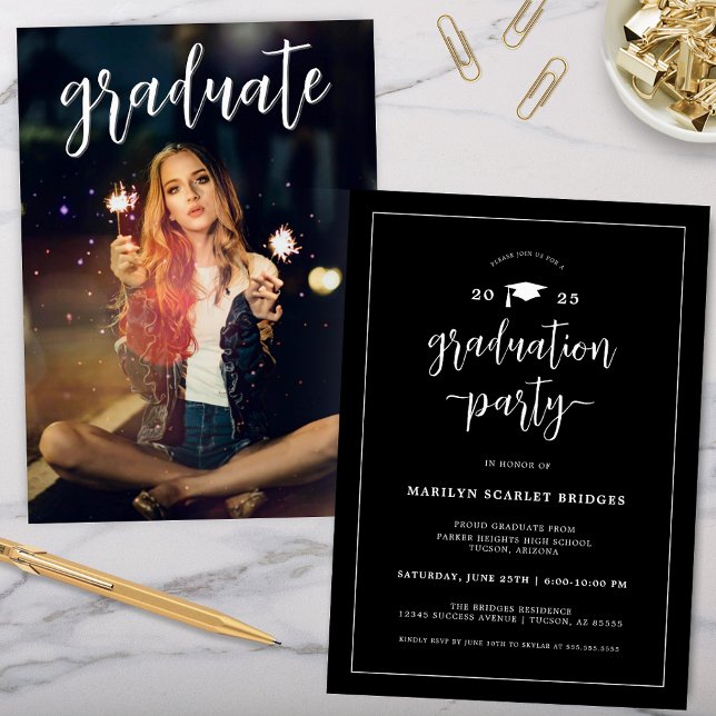 Schwarz-Weiß-Moderne Abschluss Einladung (modern elegant black and white graduation party invitation for college grad party celebrations)