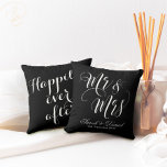 Schwarz-weiß Mr. & Mrs. Wedding Keepake Pillow Kissen<br><div class="desc">Schwarz-weiß Mr. & Mrs. Wedding Keepake Pillow. Trendige Hochzeitskissen,  um Ihr Zuhause-Dekor mit persönlicher Touch der Liebe zu verbessern. Personalisieren Sie Ihren Namen,  Ihr Hochzeitstermin,  und Sie können es mit Ihrer eigenen persönlichen Nachricht auf der Rückseite weiter anpassen. Auch ein tolles Geschenk für ein Hochzeitspaar.</div>