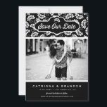 Schwarz-Weiß-Muster-Foto Rette unser Datum Save The Date<br><div class="desc">Verkünden Sie Ihr Hochzeitsdatum mit diesem anpassbaren Ankündigung Datum freihalten. Es zeichnet sich durch ein schwarz-weißes Blumenmuster aus. Personalisieren Sie diese,  indem Sie Ihre Daten hinzufügen. Diese blumengeschmückte Save the Date-Karte eignet sich perfekt für jedes Hochzeitsthema.</div>