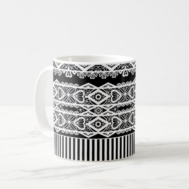 Schwarz-Weiß-Muster mit Spitzen und Patchwork Kaffeetasse (Vorderseite Links)