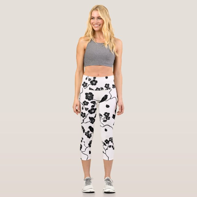 Schwarz-Weiß-Muster Vögel auf Kirschblüten Capri Leggings (Vorderseite)