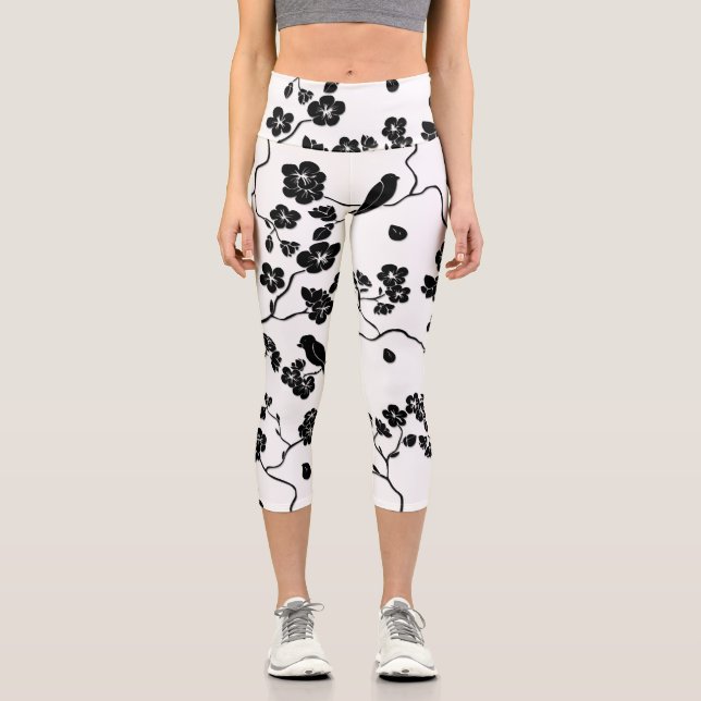 Schwarz-Weiß-Muster Vögel auf Kirschblüten Capri Leggings (Vorderseite)