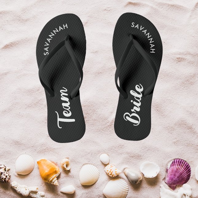Schwarz-weiß Name Bride Brautparty Bachelorette Flip Flops (Von Creator hochgeladen)