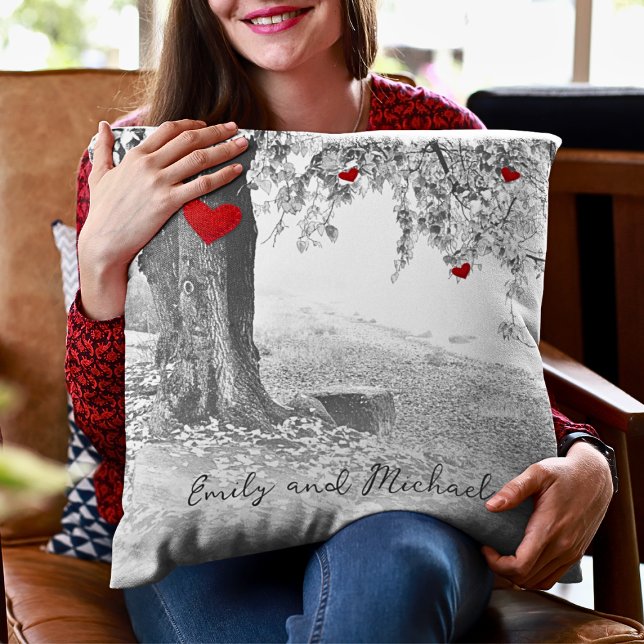 Schwarz-Weiß-Natur mit roten Herzen Kissen (Von Creator hochgeladen)
