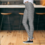 Schwarz-Weiß-optische Illusion Mosaikmuster Leggings<br><div class="desc">Treten Sie ein in die Welt der Hochmode mit diesen atemberaubenden geometrischen Leggings in Schwarz und Weiß. Das komplexe Design, bestehend aus wiederholten Diamantformen, schafft einen faszinierenden visuellen Effekt, der sowohl raffiniert als auch modern ist. Die Schnittlinien im rechten Winkel sorgen für Tiefe und Dimensionalität. Ob im Fitnessraum oder in...</div>