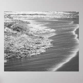 Schwarz-Weiß-Ozean waschend am Strand 16x20 Poster