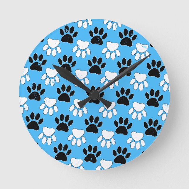 Schwarz-Weiß-Paws auf blauem Hintergrund Runde Wanduhr (Vorderseite)