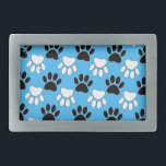 Schwarz-Weiß-Pfoten auf blauem Hintergrund Rechteckige Gürtelschnalle<br><div class="desc">Ein Muster in Schwarz/Weiß von Hundepfoten druckt mit beängstigenden Effekten auf blauem Hintergrund. Origineller Cartoon</div>