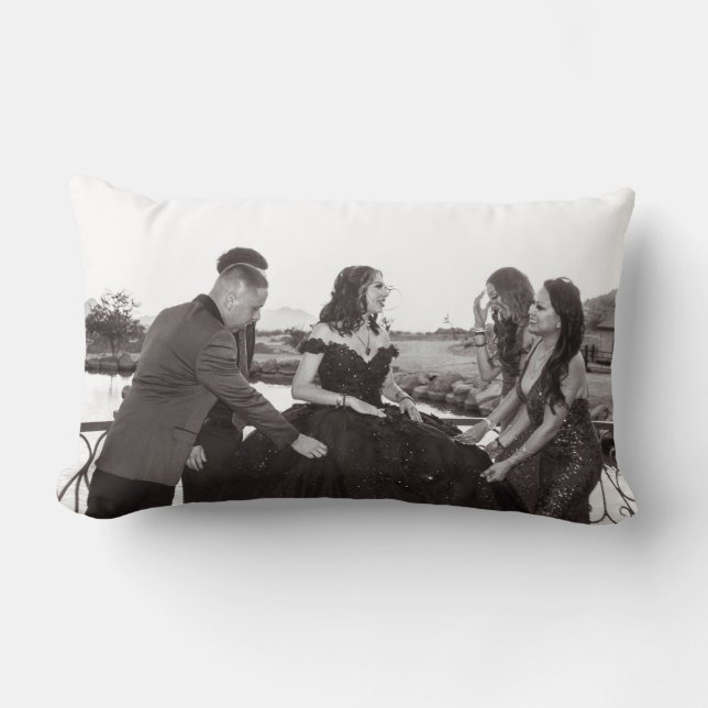 Schwarz-Weiß-Pillow - Familie Vasquez Lendenkissen (Vorderseite)