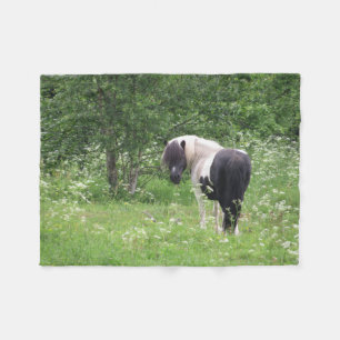 Schwarz-Weiß-Pony in Gras und Blume Fleecedecke