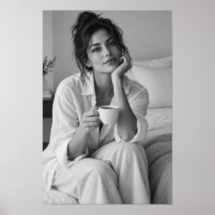 Schwarz-Weiß-Porträt einer Frau mit Kaffee Poster