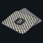 Schwarz-Weiß-Ringelknochen-Muster mit Monogramm Laptopschutzhülle<br><div class="desc">Ein attraktives Herringbone-Zickzack Design in Schwarz/Weiß mit personalisiertem Monogramm,  das Sie mit Ihrem ersten oder anderen gewünschten Text bearbeiten können. Schützen Sie Ihren Laptop oder Ihr Tablet Gerät stilvoll!</div>