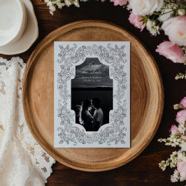 Schwarz-Weiß-Romantisches Barock-Foto Save The Date