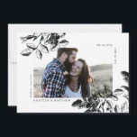 Schwarz-Weiß-Rose Moderne Eleganz Save The Date<br><div class="desc">Antike Rose-Grafik in modernem Schwarz-Weiß-Rahmen Ihre Landschaft Verlobung Foto neben elegantem Sondertext mit Platz für mehr Informationen auf der Kartenrückseite.</div>