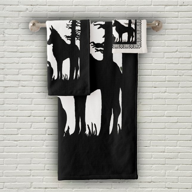 Schwarz Weiß Rotkäppchen Wolf im Wald Bäume Badhandtuch Set (Black white Little red riding hood in woods with wolf on bath towel set.)