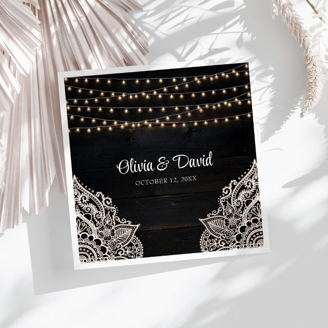 Schwarz-Weiß-Rustikale Elegance Hochzeit von Napki Serviette (Black and White Rustic Elegance Wedding Napkins on a sunny white table.)