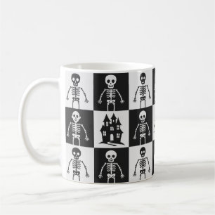 Schwarz-Weiß-Schachbrett-Halloween Kaffeetasse