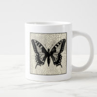 Schwarz-Weiß-Schmetterling im Hintergrund