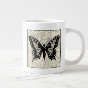 Schwarz-Weiß-Schmetterling im Hintergrund Jumbo-Tasse