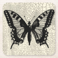 Schwarz-Weiß-Schmetterling im Hintergrund