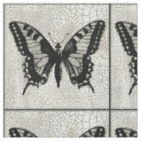 Schwarz-Weiß-Schmetterling im Hintergrund