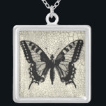 Schwarz-Weiß-Schmetterling im Hintergrund Versilberte Kette<br><div class="desc">Ein einfacher Schwarz-Weiß-Schmetterling steht im Mittelpunkt dieses Drucks von Vision Studio. Das zweifarbige Insekt und der gerissene Hintergrund verleihen dem Stück ein rustikales Ambiente. Bestellen Sie noch heute Ihr Exemplar!</div>