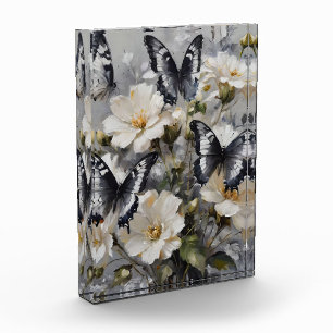Schwarz-Weiß-Schmetterlinge auf weißen Blumen, Fotoblock