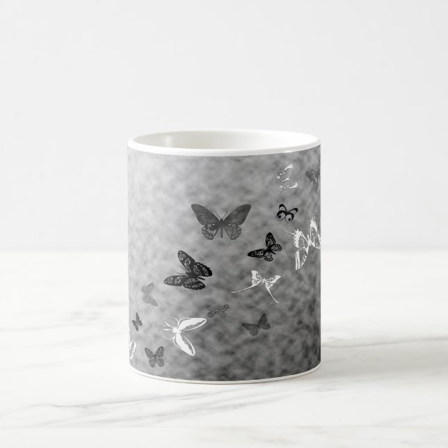 Schwarz-Weiß-Schmetterlinge Tasse (Mittel)