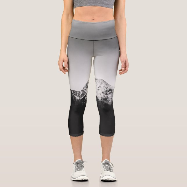 Schwarz-Weiß-Schneeberg Storžič, Slowenien Capri Leggings (Vorderseite)
