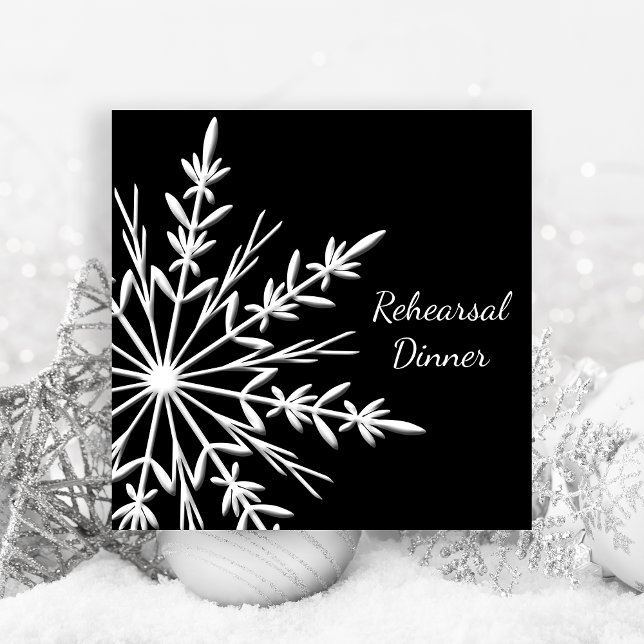 Schwarz-Weiß-Schneeflocken Hochzeitsessen Probe Einladung (Invite guests with the festive Black White Snowflakes Winter Wedding Rehearsal Dinner Invitation.)