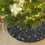 Schwarz-Weiß-Schneeflockenmuster Polyester Weihnachtsbaumdecke<br><div class="desc">Fest Schwarz-Weiß-Schneeflocken-Muster Baumrock. Schöne weiße Schneeflocken in verschiedenen Größen und Formen.</div>