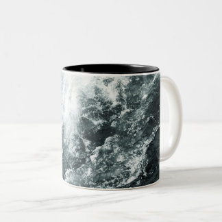 Schwarz-Weiß schöne Meereswellen Zweifarbige Tasse
