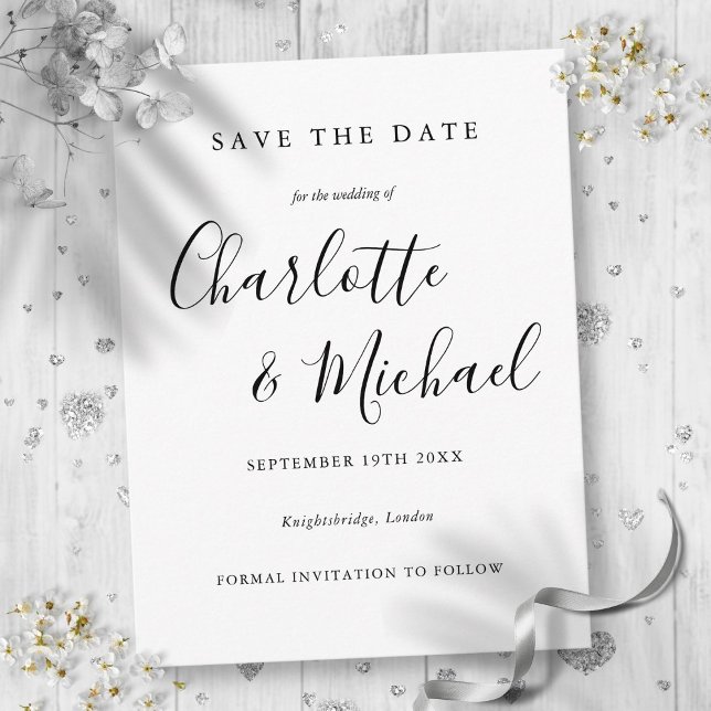 Schwarz-Weiß-Script-Hochzeit speichern Sie die Dat Postkarte (Black And White Script Wedding Save the Date Card)