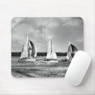 Schwarz-weiß-Segelboot-Regatta auf dem Wasser Mousepad