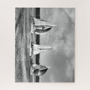 Schwarz-Weiß-Segelboot-Regatta auf dem Wasser Puzzle