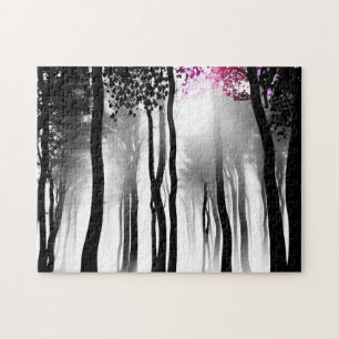 Schwarz-Weiß-Silhouette Wald und Tiny Lila Puzzle