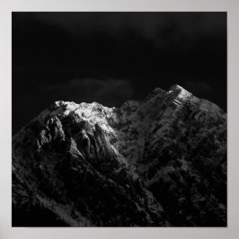 Schwarz-Weiß-Sonnenlicht, das die Berge trifft Poster