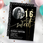 Schwarz-Weiß-Sparkler-Süße 16 Geburtstags-Foto Folieneinladung<br><div class="desc">Laden Sie Ihre Freunde und Familie zu einem zauberhaften Sweet 16 Fest mit dieser schillernden Folie ein. Mit einem spielerischen Muster aus schwarz-weißen Punkten und funkelnden Sparklern bietet dieses Design auch einen besonderen Platz für ein Foto des Geburtstagsmädchens. Die perfekte Art,  den Ton für ein unvergessliches Party Set.</div>