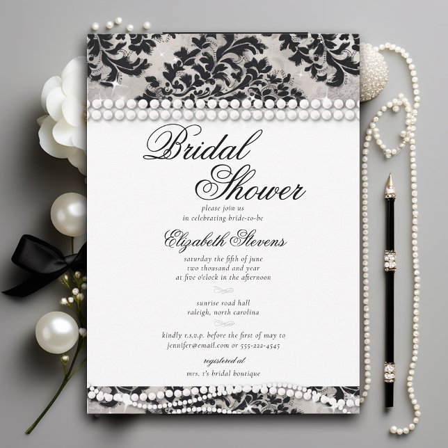 Schwarz-Weiß-Spitzenpearen Damask-Brautparty Einladung (lace and pearls bridal shower invitation black white damask elegant formal modern classic)
